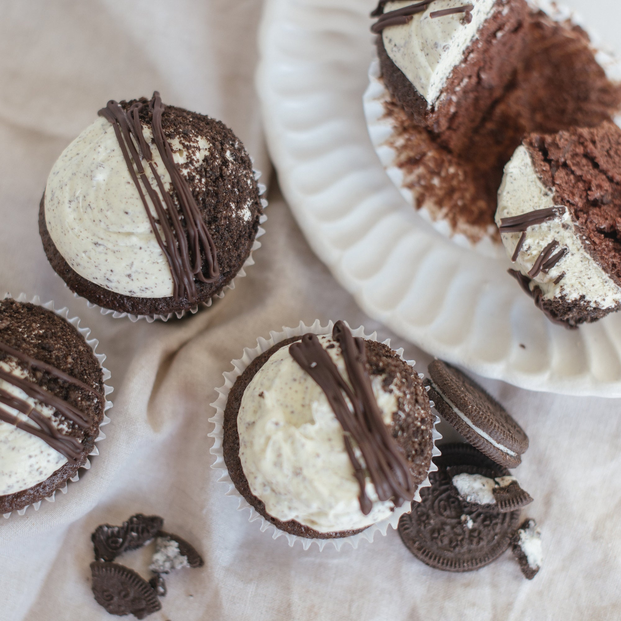 CHOCOLATE COOKIES &amp; CREAM CUPCAKES