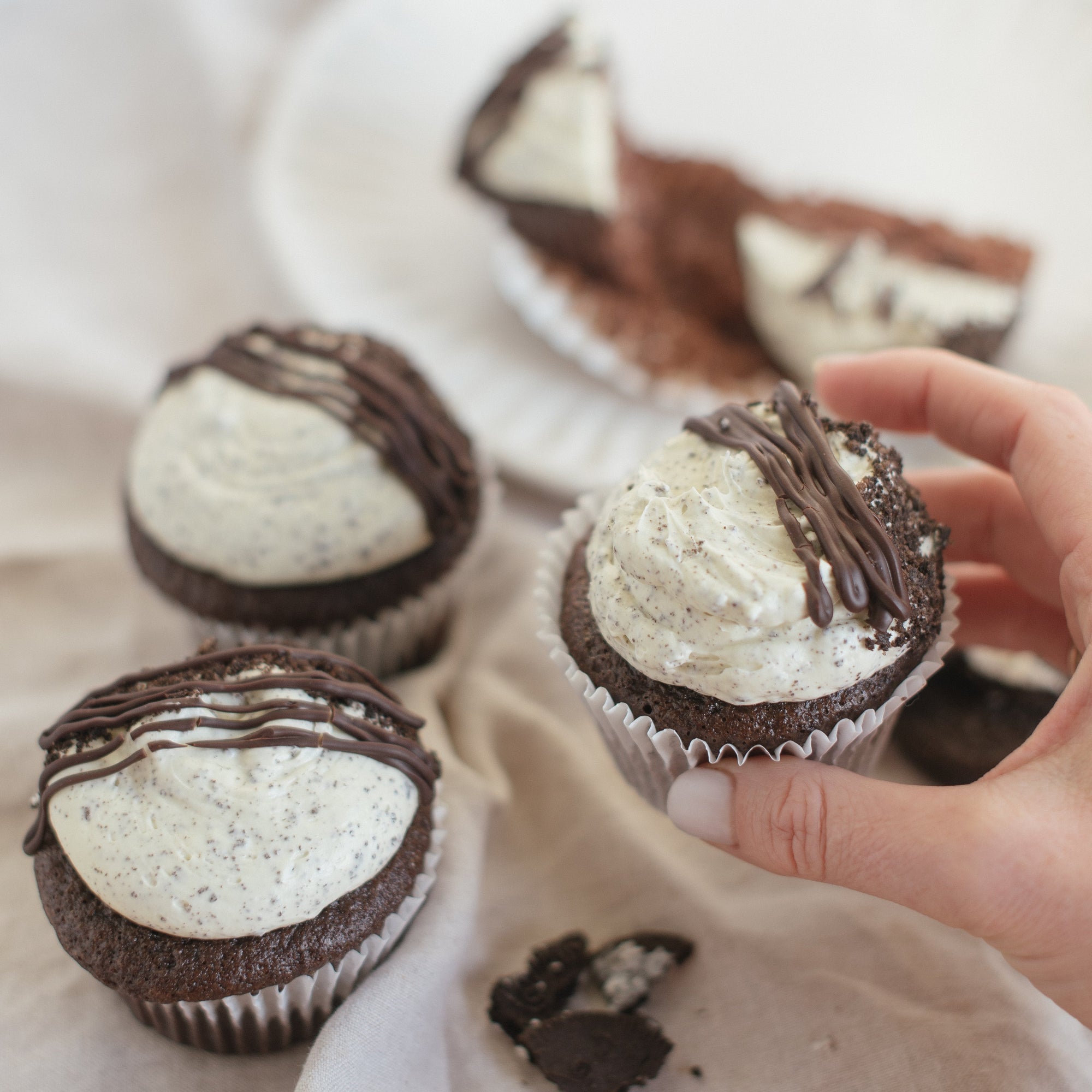CHOCOLATE COOKIES &amp; CREAM CUPCAKES