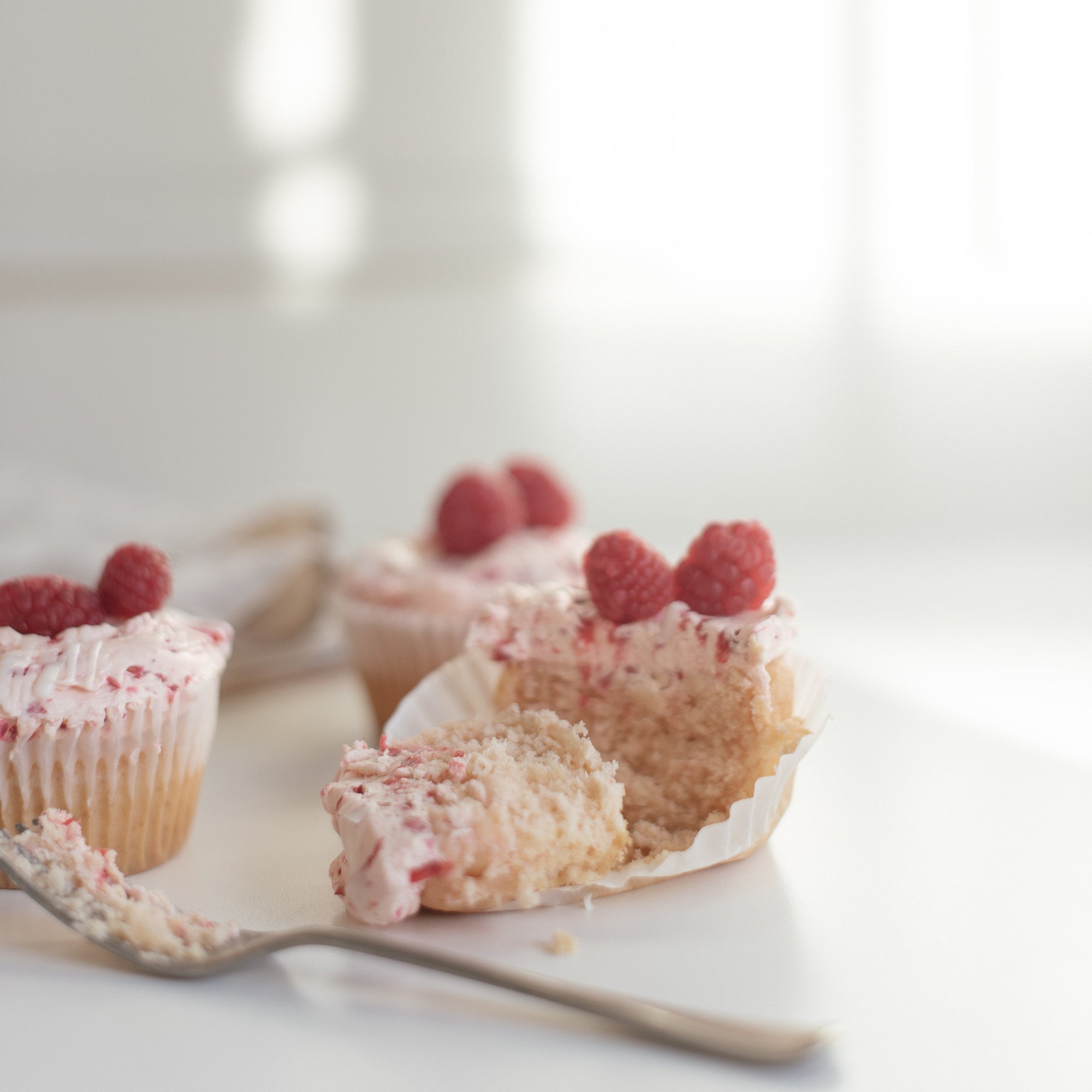 WHITE CHOCOLATE RASPBERRY VANILLA CUPCAKES